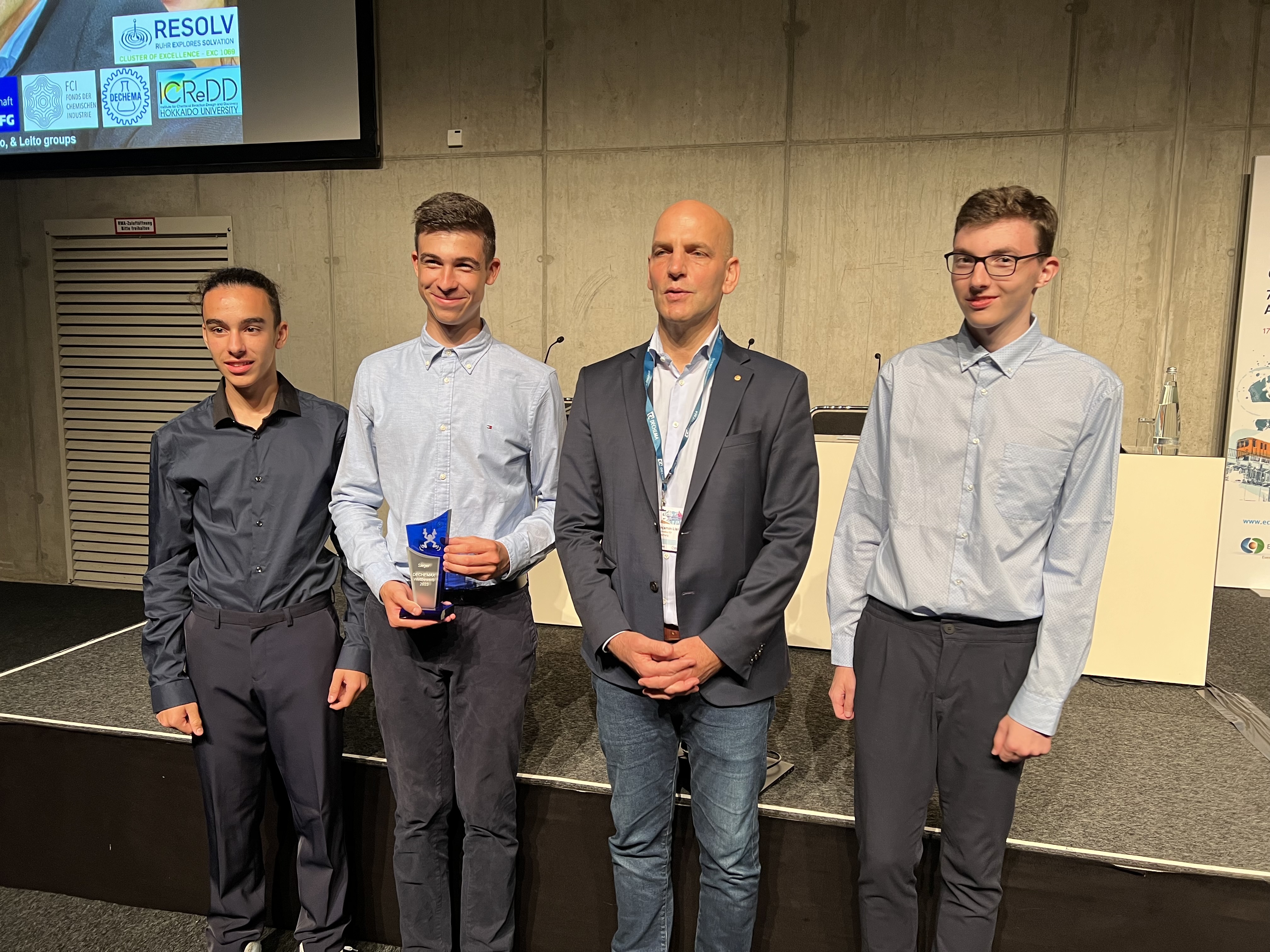 3_Team AVENEER mit Nobelpreisträger.jpg